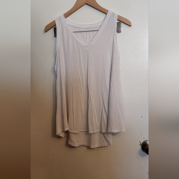 Time and Tru Women's Light Cream V-Neck Tank Top - Picture 1 of 4